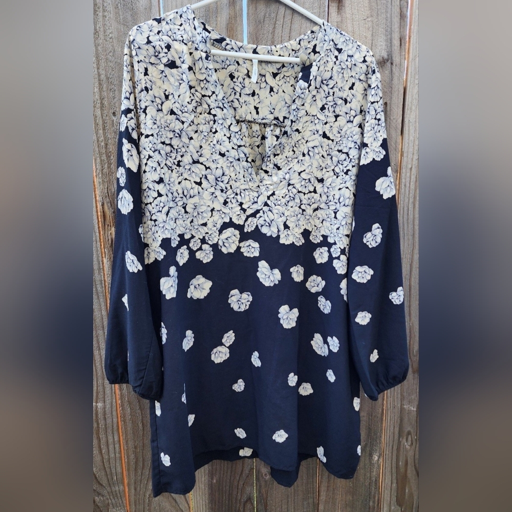 Sage The Label Long Sleeve Super Cool Beautiful No Button Vneck Size L